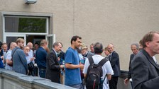 Auf der Dachterrasse des Recknagel-Baus stehen Menschen bei einem Empfang.
