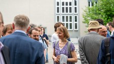 Auf der Dachterrasse des Recknagel-Baus stehen Menschen bei einem Empfang.