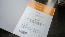 Eine Urkunde mit dem Namen des Preisträgers