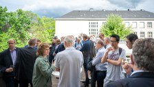 Auf der Dachterrasse des Recknagel-Baus stehen Menschen bei einem Empfang.