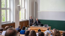 Im Hörsaal sitzen viele Menschen.