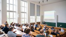Viele Menschen sitzen in einem Hörsaal