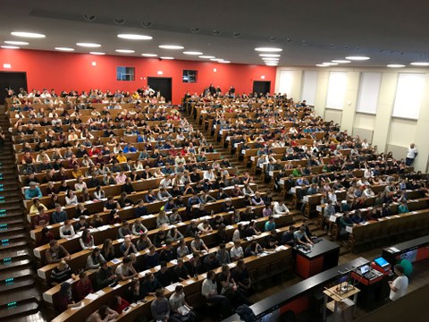 Schülerinnen und Schüler im Hörsaal