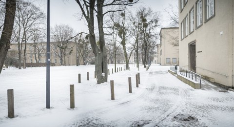 Verschneiter Recknagel-Bau im Winter