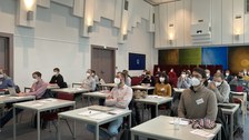 Konferenzraum mit allen Teilnehmern des Symposiums.