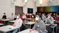 Konferenzraum mit allen Teilnehmern des Symposiums.