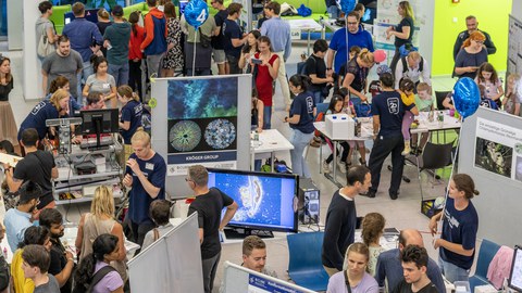 Foto vom Bereich mit nummerierten Informationsständen bei der Langen Nacht der Wissenschaft 2023