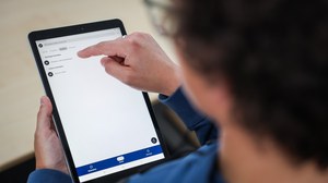 Ein mann Tippt auf ein Softphone