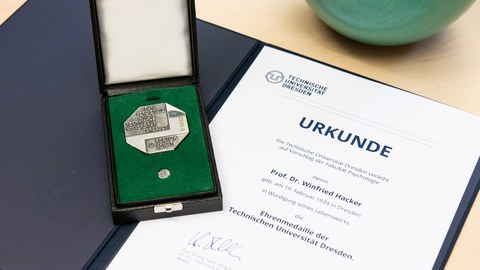 Ehrenmedaille Prof. Hacker