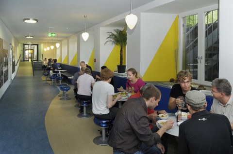 Speiseraum der Bio-Mensa "U-Boot". An den Tischen sitzen Studierende und genießen ihr Essen.