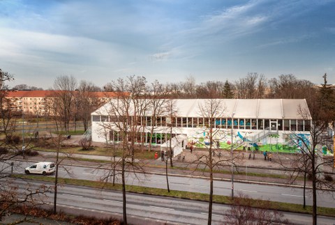 Außenansicht der Mensa "Zeltschlösschen" auf dem Campus der TU Dresden.