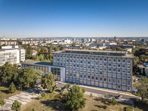 Das Foto zeigt eine Luftaufnahme des Andreas-Schubert-Baus der TU Dresden.