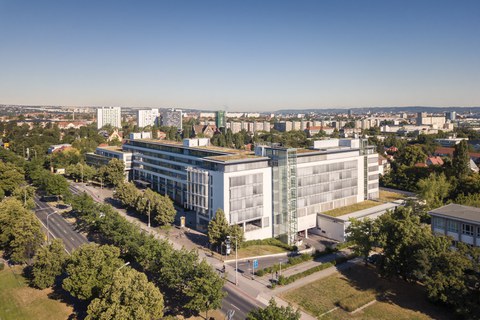 Das Foto zeigt die Luftaufnahme des Bürogebäudes Zellescher Weg der TU Dresden.