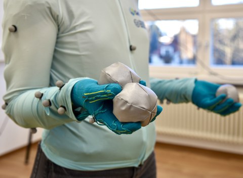 Juggling study with real or virtual balls, motion tracking and haptic feedback