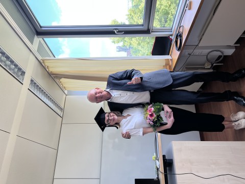Herr Prof. Wegge gratuliert Paulina Bilińska zur erfolgreichen Verteidigung ihrer Dissertation.