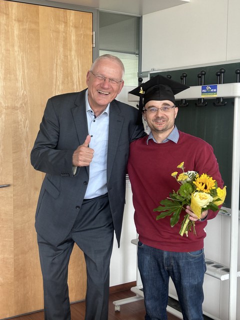 Herr Prof. Wegge gratuliert Dirk Frömmer zur erfolgreichen Verteidigung seiner Dissertation