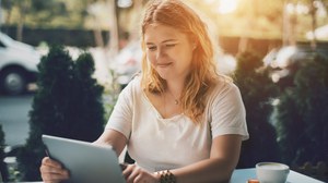 Mädchen mit Laptop