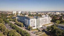 Das Foto zeigt die Luftaufnahme des Bürogebäudes Zellescher Weg der TU Dresden.