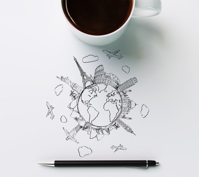 Foto: Eine Tasse Kaffee und ein Stift liegen auf einer Skizze der Erdkugel mit Wahrzeichen, Flugzeugen und Wolken.