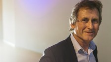 Ben Feringa vor einem mehrfarbigen Strahler