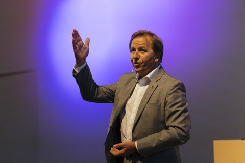 Ben Feringa bei seinem Vortrag vor erleuchteter Kulisse