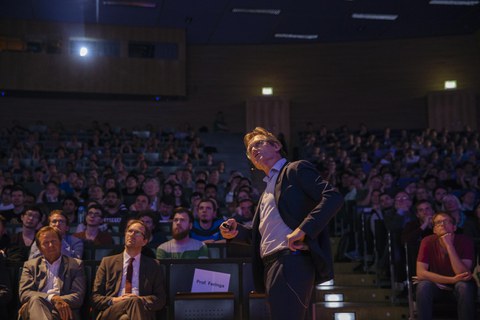 Ben Feringa beim Vortrag vor vollen Zuschauerreihen