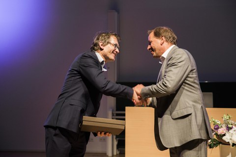 Ben Feringa schüttelt die Hand von Prof. Clemens Kirschbaum, Sprecher des Bereichs Mathematik und Naturwissenschaften, nach dem Vortrag