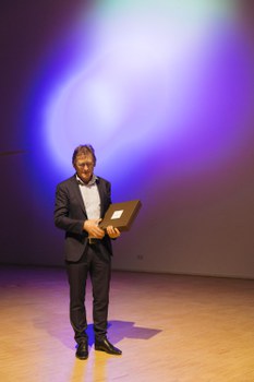 Ben Feringa bei seinem Vortrag vor erleuchteter Kulisse