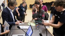 Ben Feringa im Gespräch mit Zuschauern nach dem Vortrag