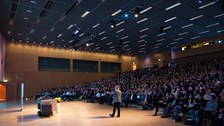 Ein breites Publikum, von Schülern über interessierte Laien bis zum emeritierten Physikprofessor, füllte den gesamten Hörsaal aus.
