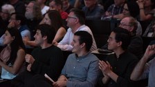 Ein breites Publikum, von Schülern über interessierte Laien bis zum emeritierten Physikprofessor, füllte den gesamten Hörsaal aus.