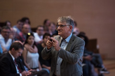 Klaus von Klitzing trug mit Dynamik, Witz und Ausdruckskraft vor.