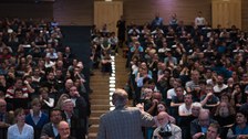 Ein breites Publikum, von Schülern über interessierte Laien bis zum emeritierten Physikprofessor, füllte den gesamten Hörsaal aus.