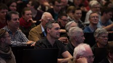 Ein breites Publikum, von Schülern über interessierte Laien bis zum emeritierten Physikprofessor, füllte den gesamten Hörsaal aus.