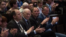 Ein breites Publikum, von Schülern über interessierte Laien bis zum emeritierten Physikprofessor, füllte den gesamten Hörsaal aus.