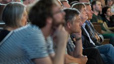 Lehrkräfte aus den Reihen der Physik der TU Dresden lauschen dem Vortrag von Prof. Serge Haroche