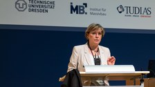 Prorektorin der TU Dresden, Prof. Dr. Angela Rösen-Wolff hält ein Grußwort hinter dem Podium.