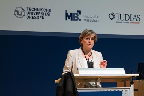 Prorektorin der TU Dresden, Prof. Dr. Angela Rösen-Wolff hält ein Grußwort hinter dem Podium.