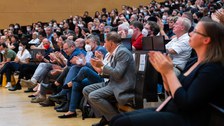 Das Publikum applaudiert.