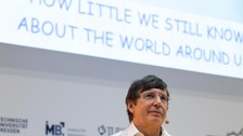 Andre Geim schaut ins Publikum.