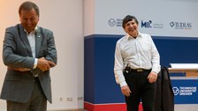 Clemens Kirschbaum und Andre Geim. Beide lachen.