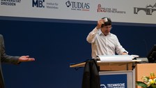 Andre Geim hält eine Espresso-Tasse in der Hand.