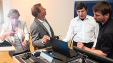 Die Vortragenden richten Mikros und Präsenation am Pult ein.
