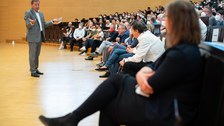 Clemens Kirschbaum, Sprecher des Bereichs Mathematik und Naturwissenschaften begrüßt das Publikum im Audimax.