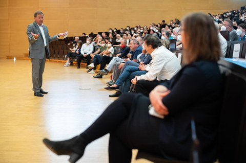 Clemens Kirschbaum, Sprecher des Bereichs Mathematik und Naturwissenschaften begrüßt das Publikum im Audimax.