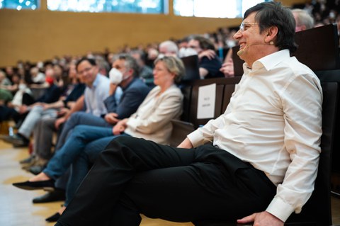 Andre Geim im Audimax der TU Dresden sitzend.