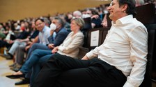 Andre Geim im Audimax der TU Dresden sitzend.