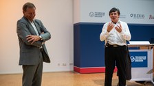 Clemens Kirschbaum lacht, während Andre Geim erklärt.
