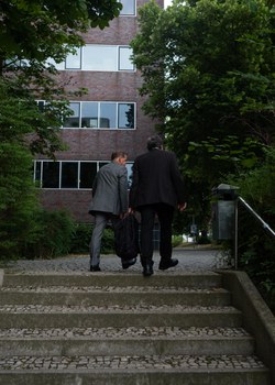 Clemens Kirschbaum und Andre Geim hinter dem Hörsaalzentrum der TU Dresden.