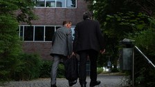 Clemens Kirschbaum und Andre Geim hinter dem Hörsaalzentrum der TU Dresden.